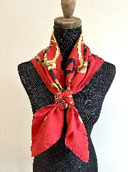 foulard hermes carré 90 eperon d'or en soie avec un fond rouge et noir