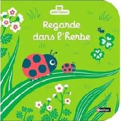 livre regarde dans l'herbe