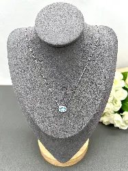 collier swarovski avec un cristal bleu entouné de stass blanc