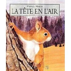 livre la tête en l'air. l'écureuil