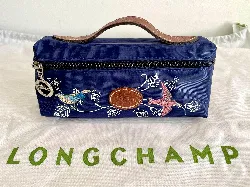 pochette longchamp bleu avec dessin d 'oiseaux brodés