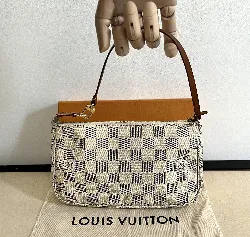 pochette louis vuitton accessoires en toile damier azur , taille 23.5 x 13.5 x 4 cm / l bandoulière 25cm