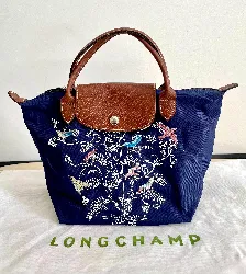 sac à main longchamps bleu avec dessin d 'oiseaux brodés